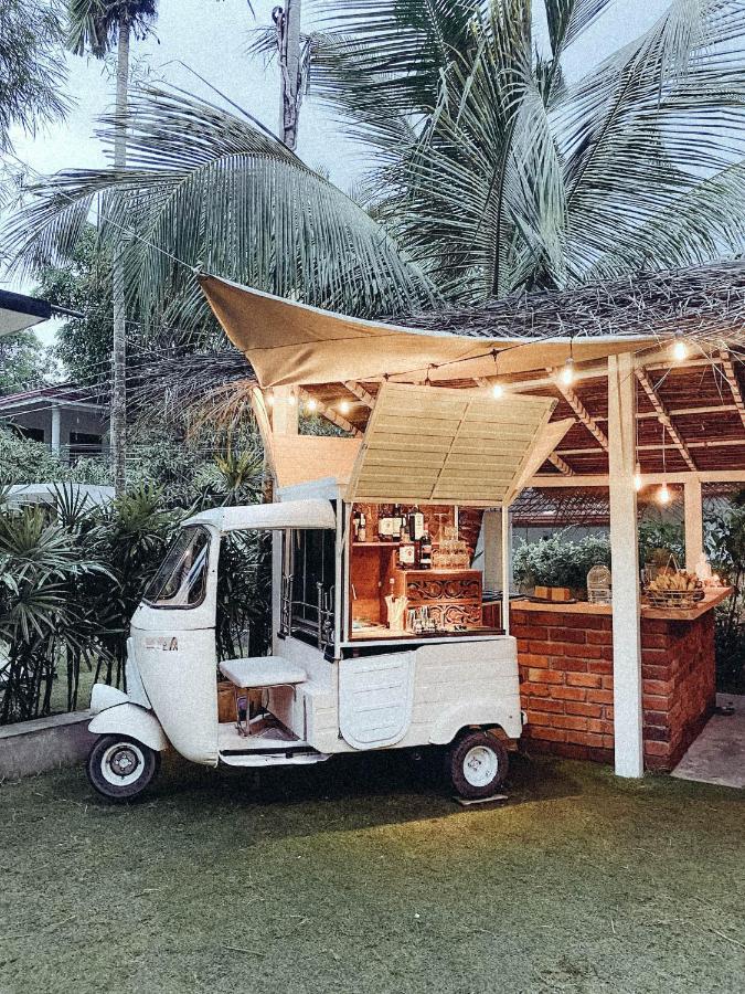 Clics Coliving & Coworking Hotel Dikwella Bagian luar foto