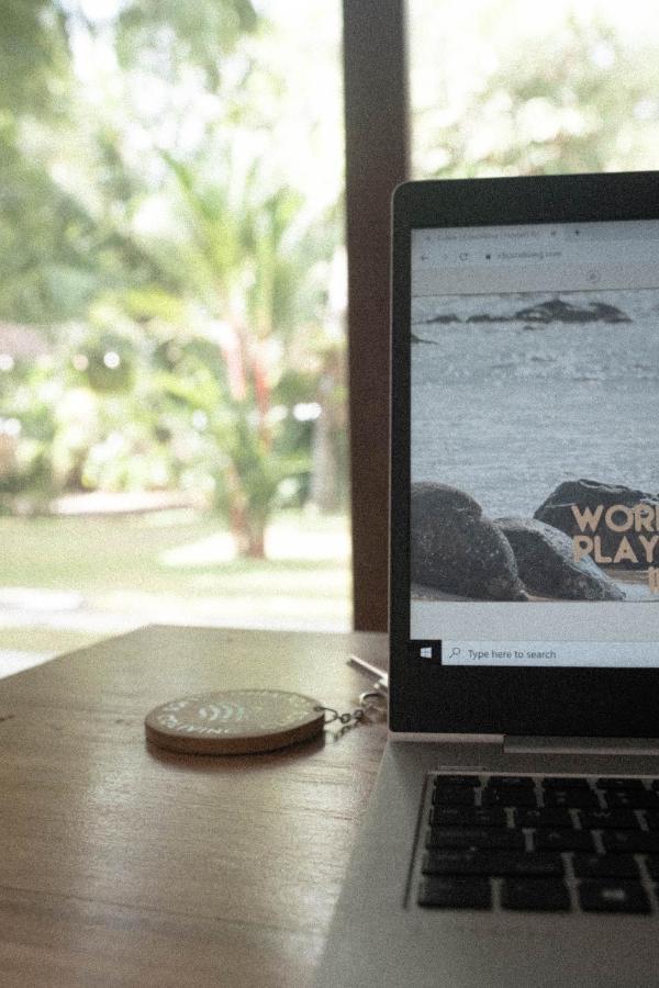 Clics Coliving & Coworking Hotel Dikwella Bagian luar foto